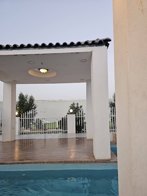 ساحة خارجية بمظلة