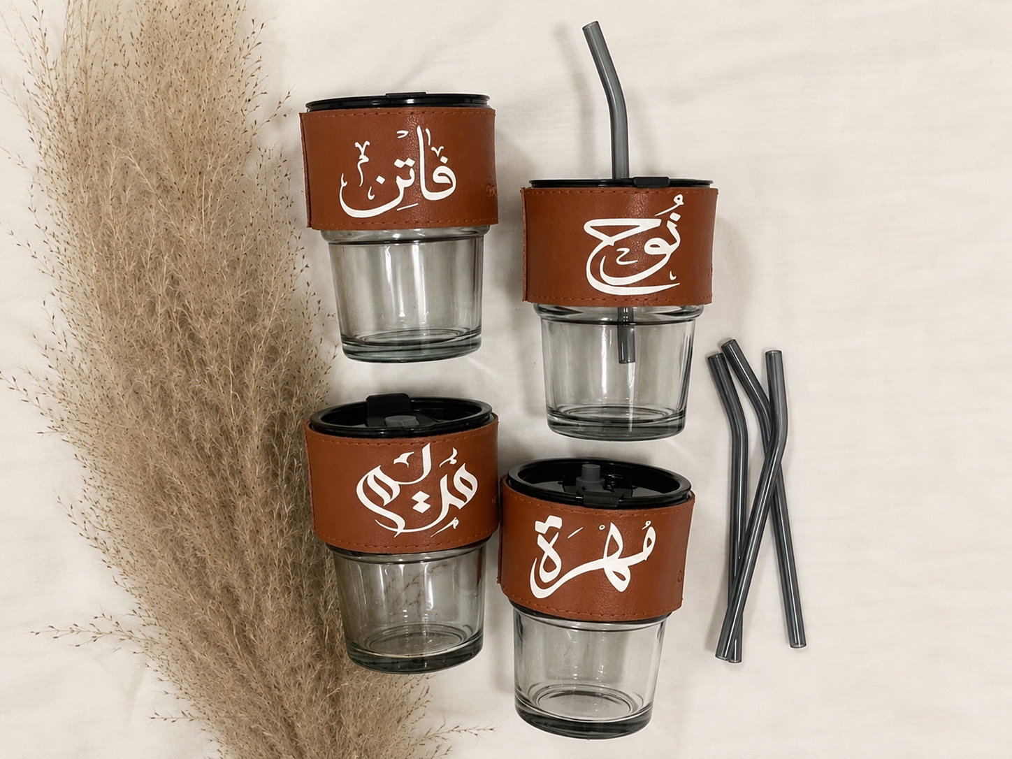 كوب زجاج مخصص بغطاء مع مصاصات